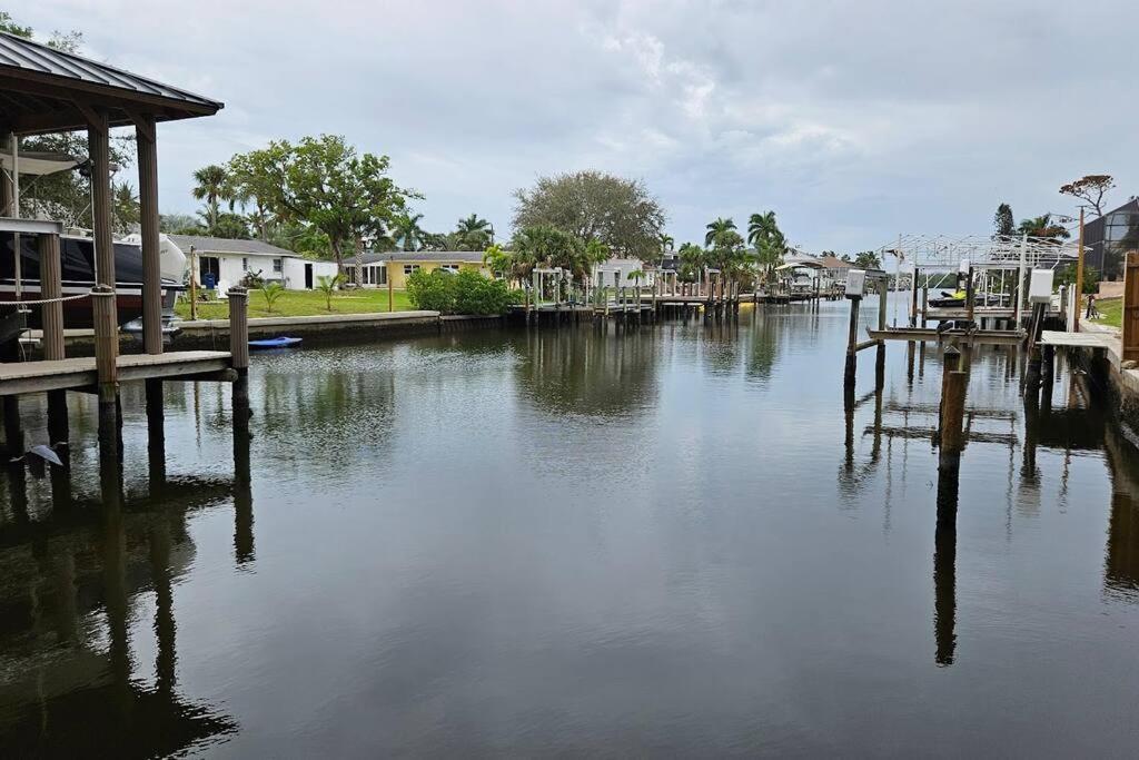 Blue Crab Dock On Gulf Canal Front Close 2 Beach Restaurants Bonita Springs Exterior photo